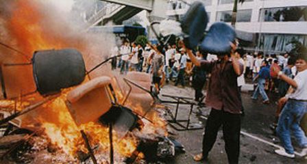 共产暴政录：印尼排华暴乱事件 (图)