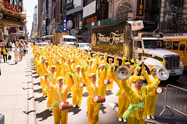 2018年5月11日，纽约部分法轮功学员在曼哈顿中城42街举行盛大游行，庆祝世界法轮大法日，图为腰鼓队。（大纪元）