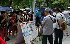 台北国父纪念馆前 大陆游客三退（图）