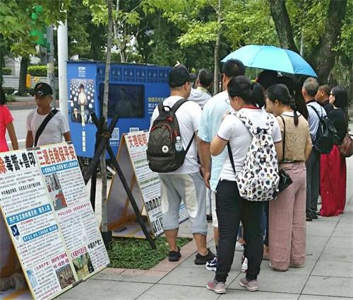 导游：真相展板是送给陆客的礼物（图）