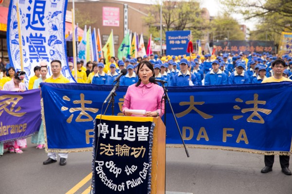 全球退党服务中心主席易蓉女士代表全球退党服务中心恭贺中华儿女退出中共党团队，选择光明与自由！（大纪元图片）