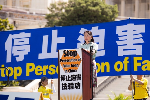 全球退党服务中心易蓉女士在集会上发言。（大纪元图片）