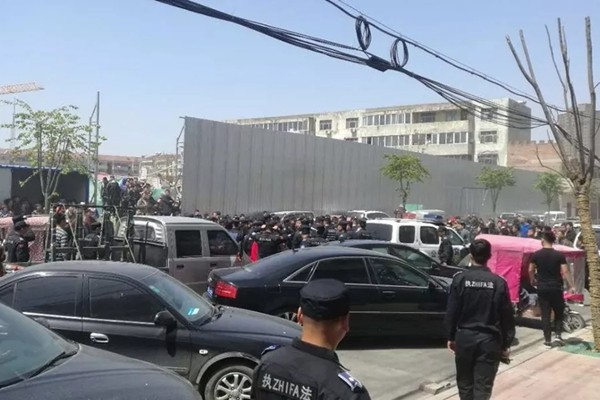 近日，河南商丘因棚户区改造，当地数位警察与商丘城管局队员发生互殴事件。(微信图片) 