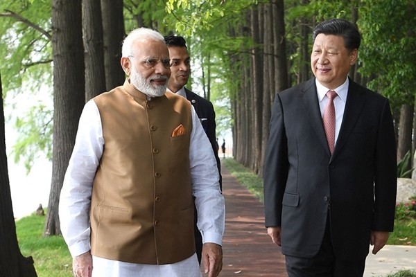 中国国家主席习近平28日在湖北武汉，接见到访的印度总理莫迪，两人在著名的东湖宾馆湖边漫步閒谈。（微博图片）