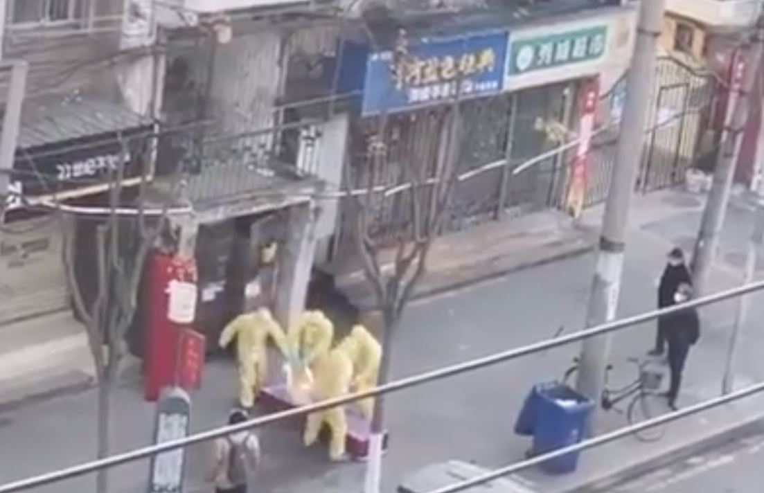武汉病患在隔离点无人管等死 家属向外求救