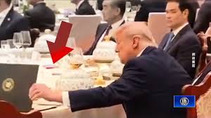 川习会爆名场面：翻看小本本 蔡奇训斥王毅
