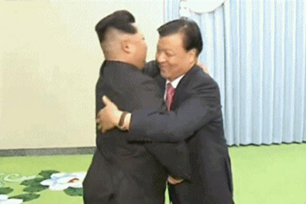 习近平之前，中朝高层会见时，〝熊抱〞是体现所谓中朝〝兄弟〞关系的例行动作。图为刘云山2015年访问朝鲜时，和金正恩热情拥抱。（视频截图）