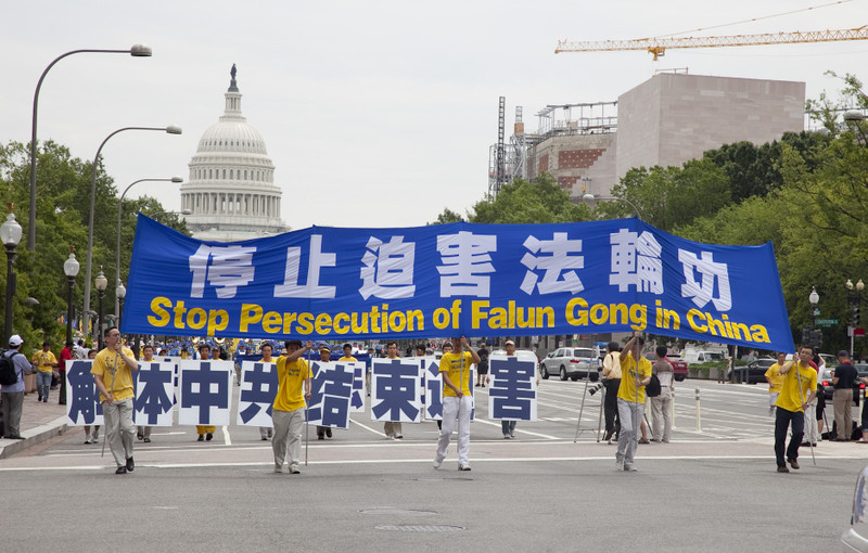 19年来，大陆和海外法轮功学员广传真相，揭穿了中共的谎言，令世人看清中共的本质，中共的迫害已经难以为继。（大纪元图片） 