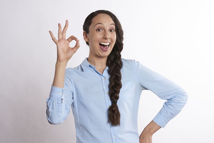 OK与否 ?这个女孩的手势让中共很紧张