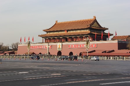 荒诞！天安门广场禁举“祖国万岁”标语