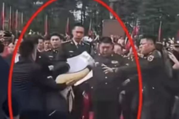 毛新宇祭祖出状况 疑似访民上前诉冤被拉走