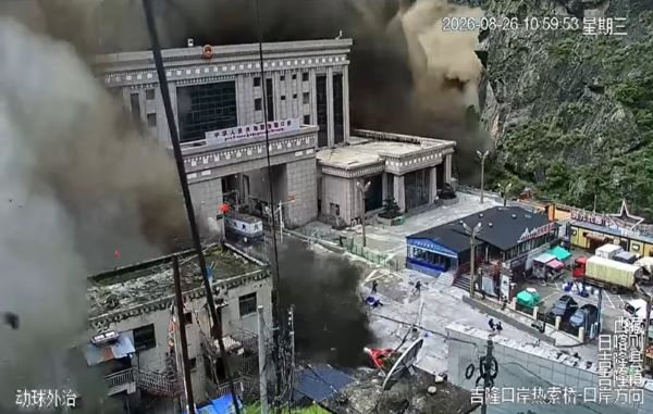 尼泊尔一校长在致命洪水中救下900学生