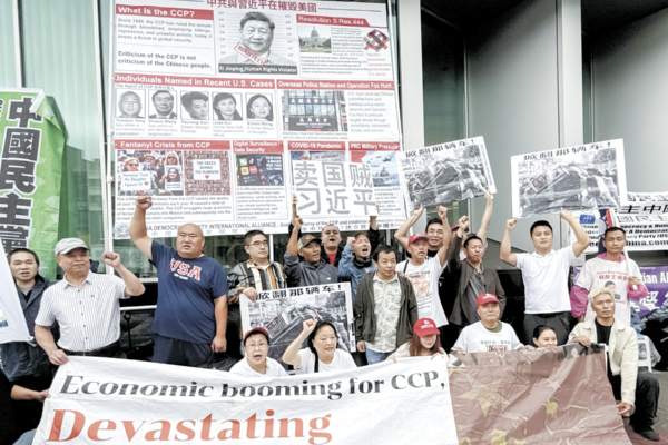 习访美前 纽约民团抬棺抗议 吁为中共送葬