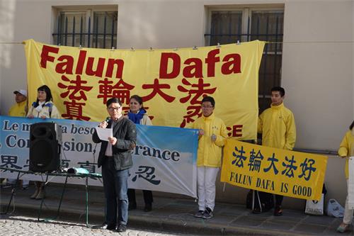 法国法轮功学员中使馆前抗议迫害（图）