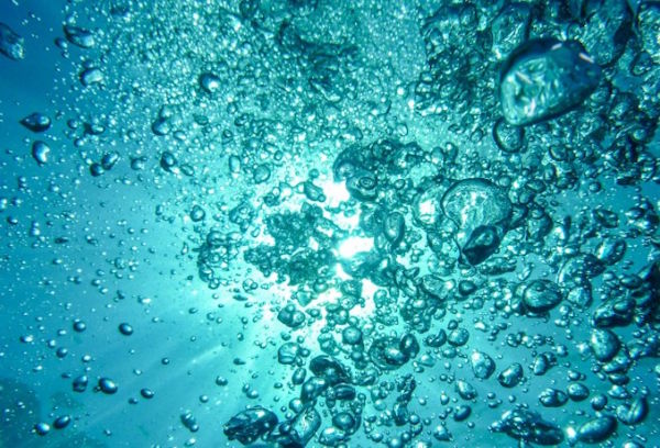 科学家揭示水之新样貌：既非固态也非液态