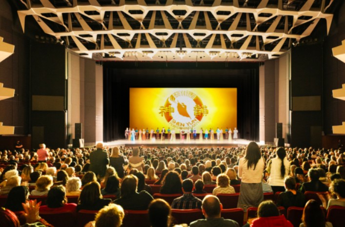 感动落泪 中国女孩为神韵自豪