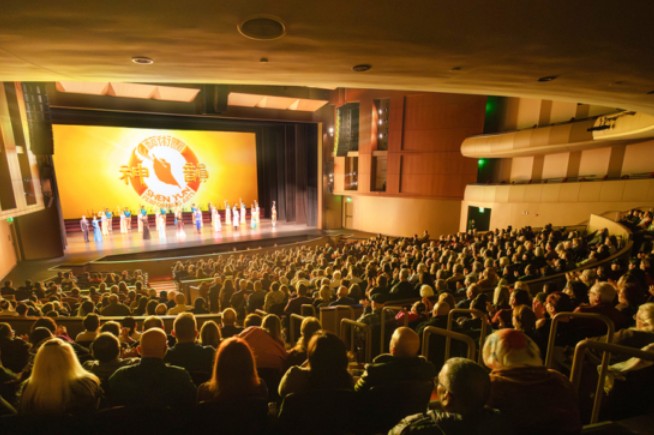 华人妈妈带孩子看神韵 获得艺术熏陶