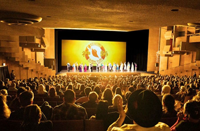 大陆母亲带孩子看神韵 “承传中华文化”