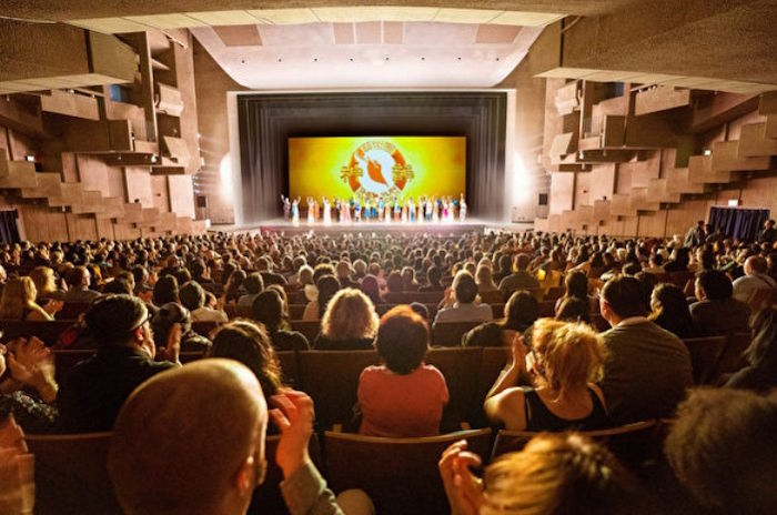 大陆女士带孩子赏神韵：这是国粹 必须得知道