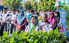 印尼高中七百多师生学法轮功（图）