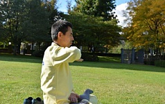 温哥华地区法轮功学员岳先生在本拿比市中心的公园里炼功。（大纪元）