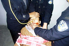 残酷迫害中 法轮功学员的极限抗争—绝食（图）