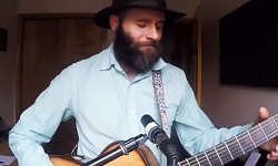 一把吉他走天下 他用每个音符传递希望（视频）